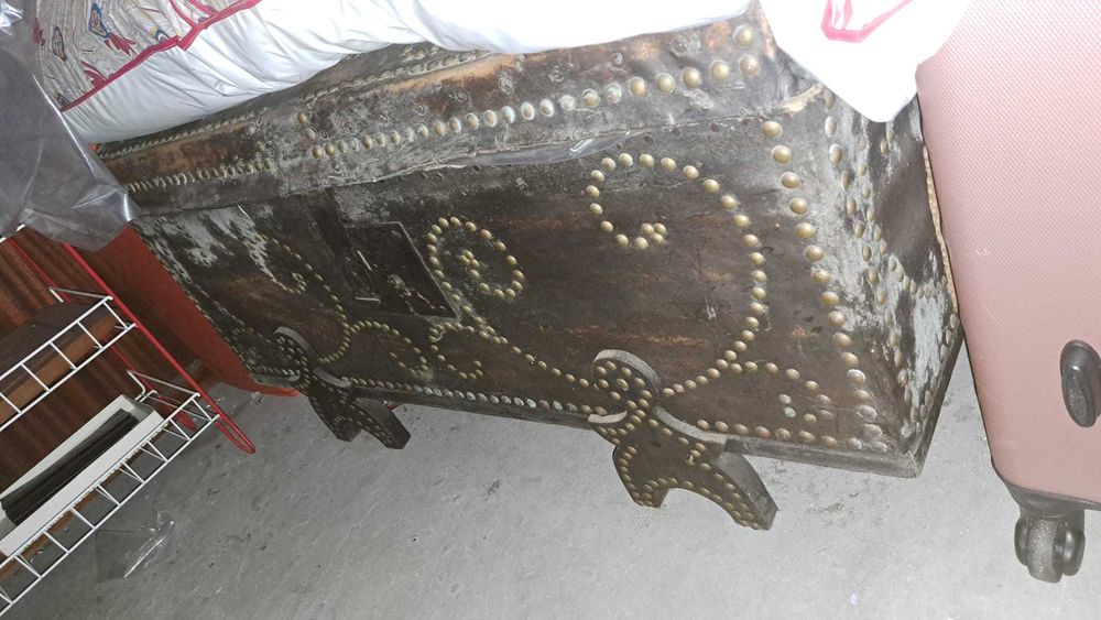 baús com roupa e bordados dentro