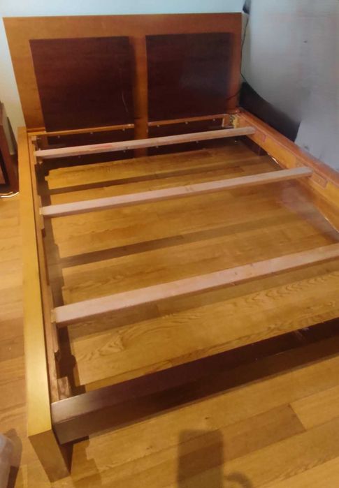 Conjunto de 2 mesas de cabeceira, cama (inclui o estrado) em cerejeira