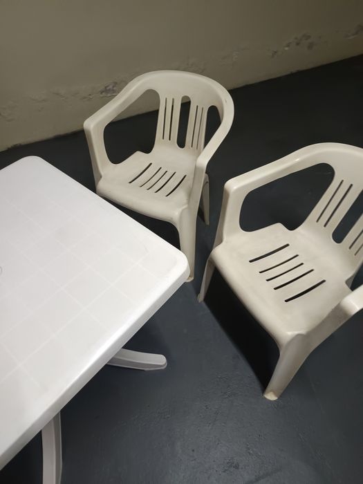 Mesa e duas cadeiras.em bom estado!