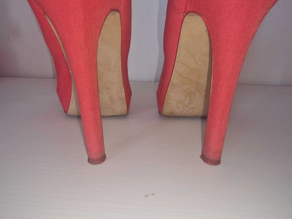 Sapatos de salto vermelhos