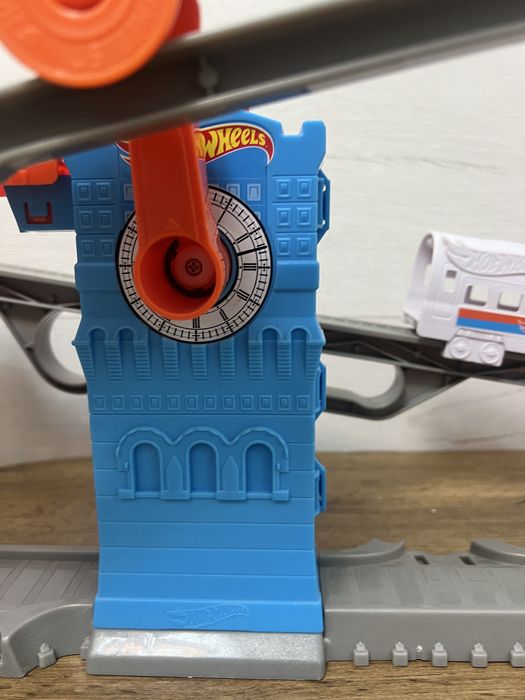 Набір Hot Wheels City "Гонки на залізниці"