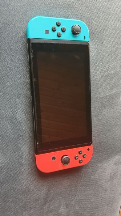 Nintendo switch com 3 jogos e vários extras.