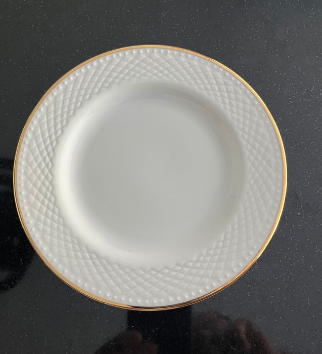 Serviço de louça en porcelana branca com fio dourado em muito bom estado
