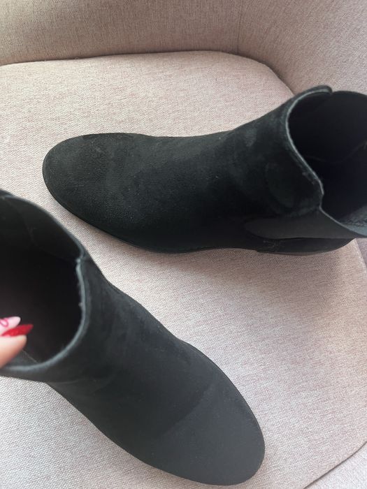 Czarne zamszowe botki 37 sztyblety