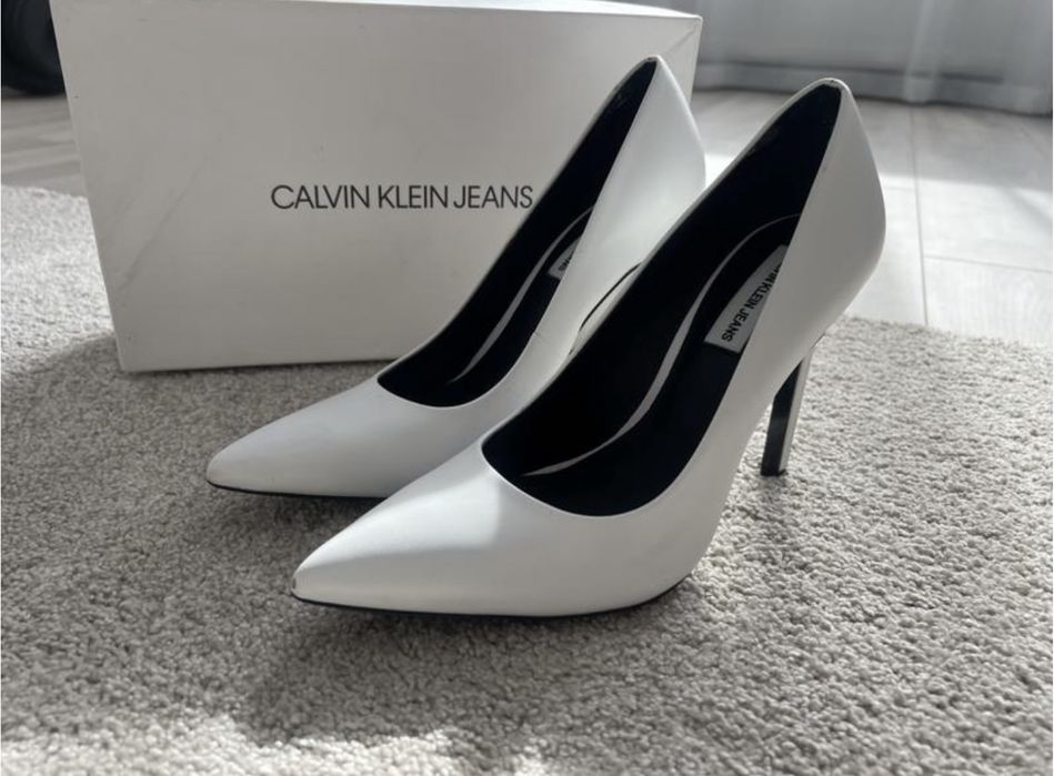 Туфлі білі весільні calvin klein 39