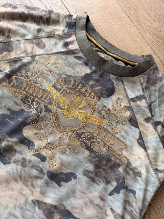 Koszulka moro z złotymi aplikacjami – militarny styl