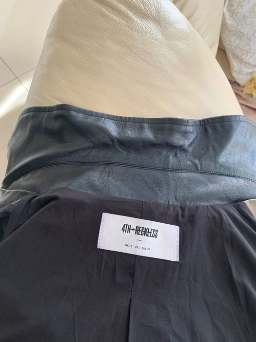 Двоколірна жіноча куртка з еко шкіри