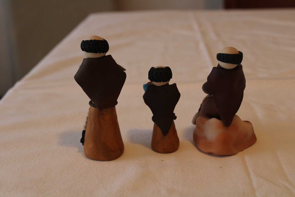 3Figuras  de Santo António, em barro e pintado, assinado Lurdes Alves