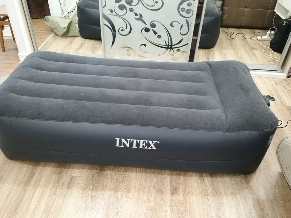 Кровать надувная Intex со встроенным насосом .
