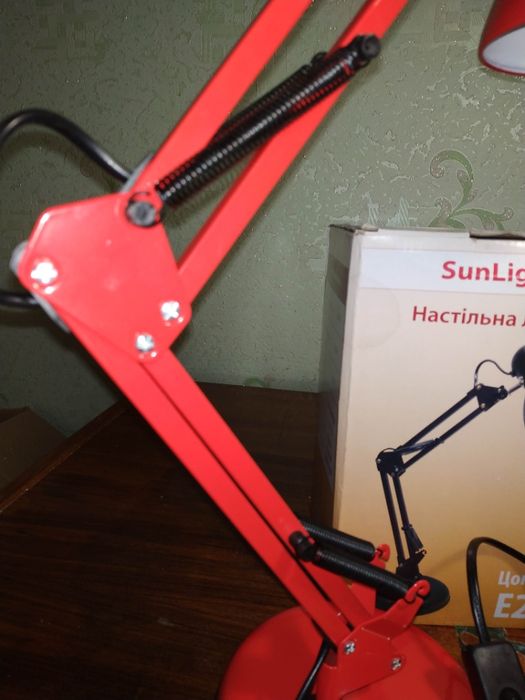Настольная лампа в комплекте с подставкой и струбциной