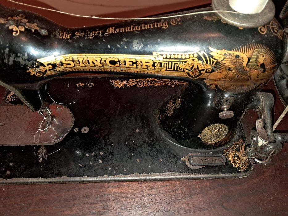 Maszyna  do szycia  sprawna.