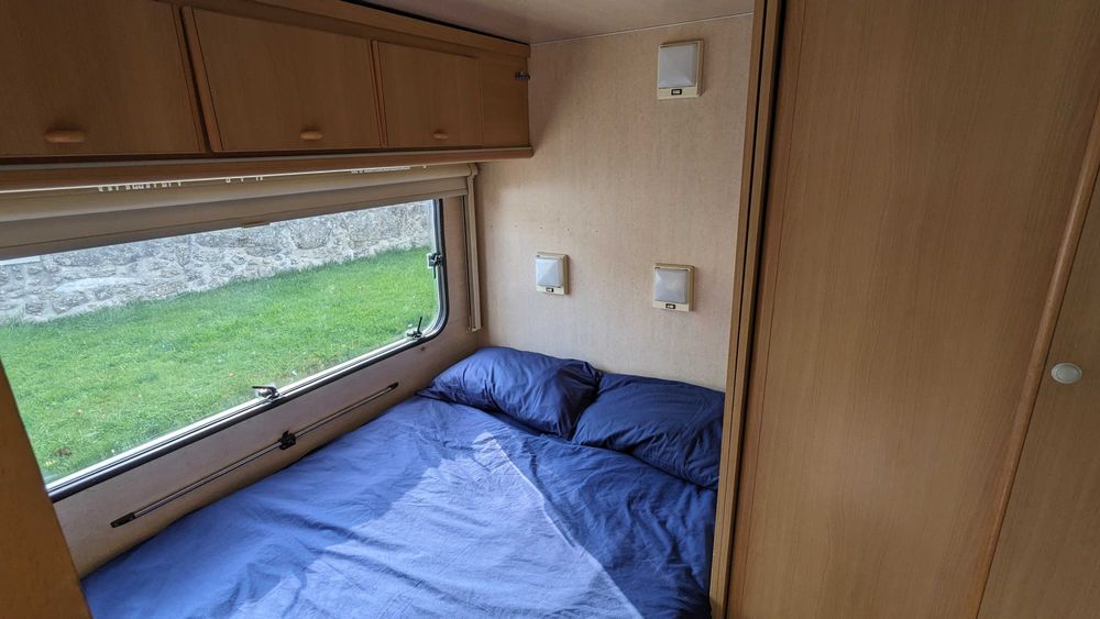 Caravana Adria Optima para 4 pessoas com toldo