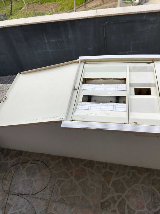 Quadro elétrico de interior de casa em segunda mão