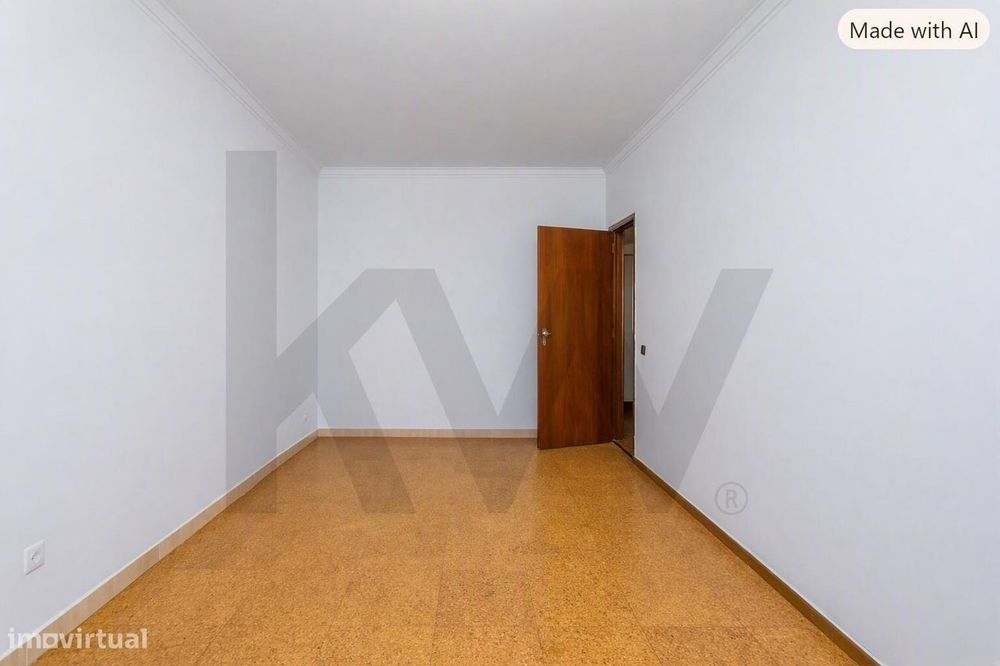 Apartamento T4 transformado em T3 na Amora