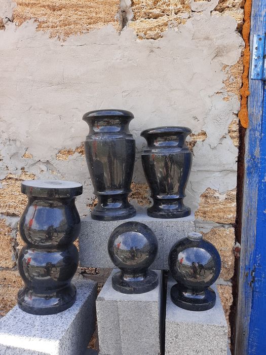 Вази гранітні кути лампадкі балясіни шари від виробника з камня