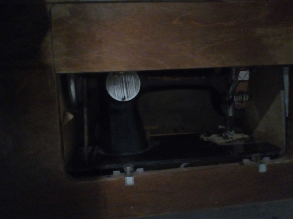 Продам швейную машинку со станиной .