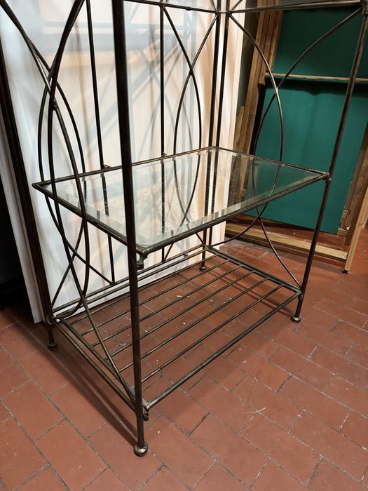 Estante vintage em ferro com prateleiras de vidro