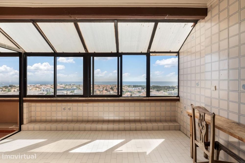 Apartamento T5 com estacionamento, Quinta das Palmeiras, Oeiras