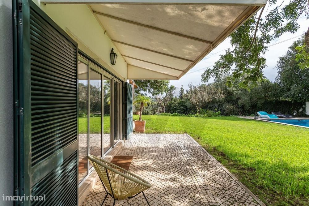 Moradia de Luxo T4 com Piscina e Jardim Privado em Alcabideche, Cascai
