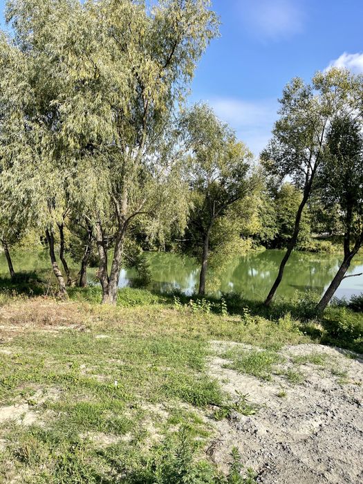 Будинок з терасою біля озера неподалік Бучанського парку