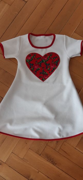 Śliczna sukienka rozm. 122/128