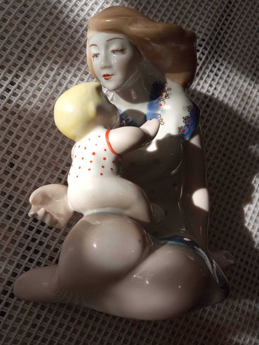 Фарфоровая статуэтка "Материнство" 1973-1991 гг., Полонне, СССР
