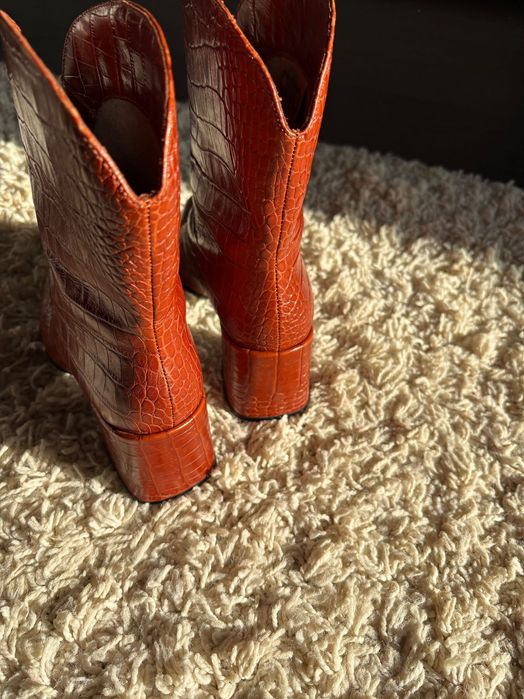 Жіночі чоботи-козаки