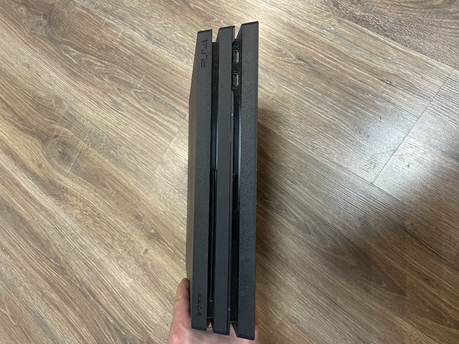 Ps 4 pro  1 TB у відмінному стані з коробкою