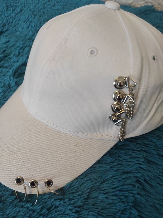 Nowa damska czapka z daszkiem