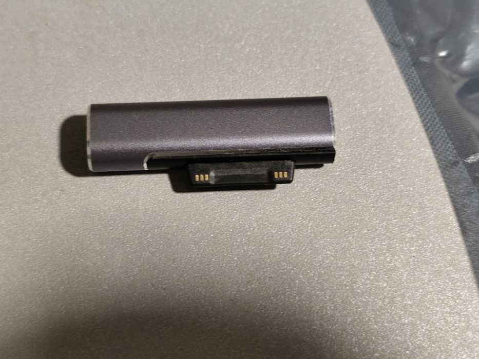 adapter ładujący USB-C do Microsoft Surface o mocy 102 W.