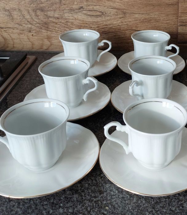 Białe filiżanki ze złotym zdobieniem, ze spodkami, kpl. 6 szt.