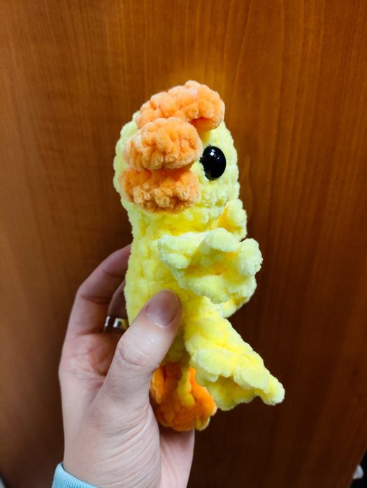 Aksolotl żółty z łapkami, maskotka amigurumi pluszak na szydełku