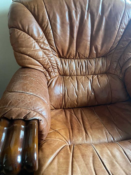 2 cadeirões em pele