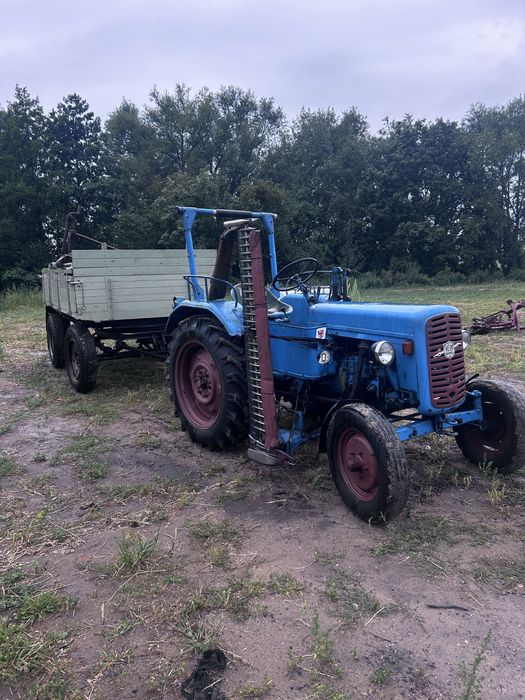 Traktor z dokumentami plus przyczepa z pługiem