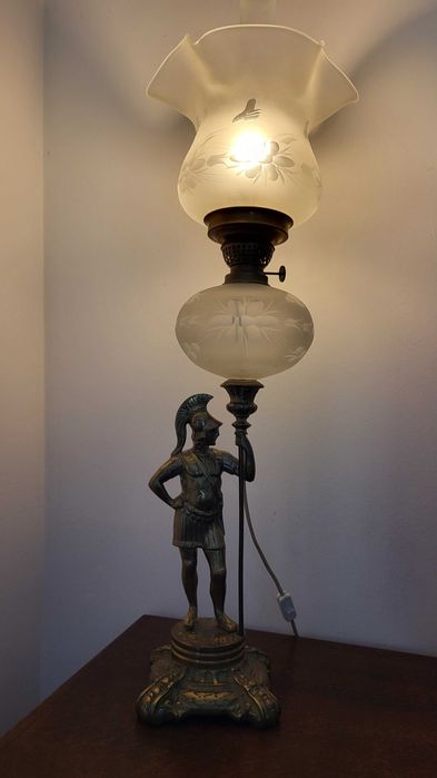 Lampka elektryczna stylizowana na lampę naftową z rzymskim wojownikiem