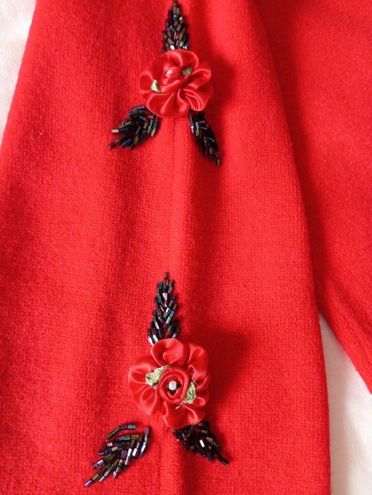 Світер з прикрасами з бісеру