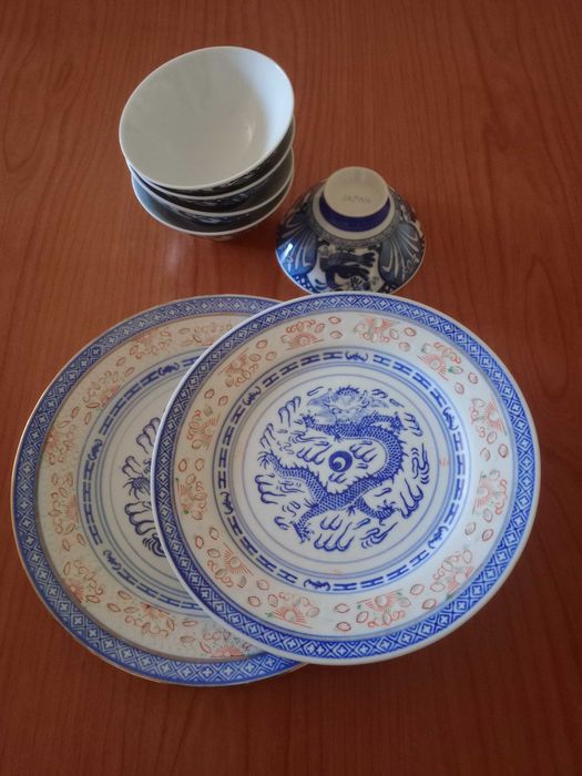 2 pratos Macau com marca de arroz e 5 taças.
