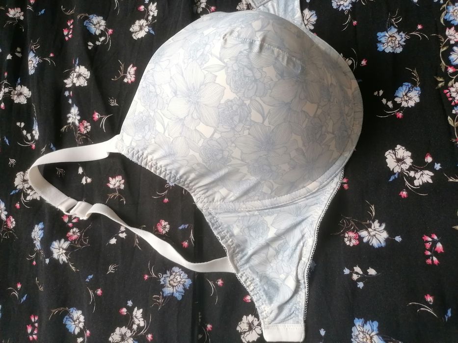 Duży usztywniany biały biustonosz na fiszbinach 75GG 75H