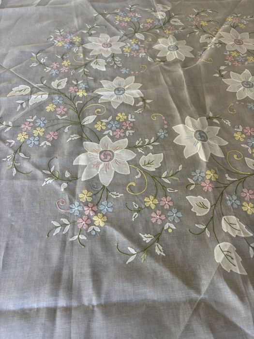 Toalha de mesa linho e organdi , decorado com um delicado bordado floral à mão com 6 guardanapos