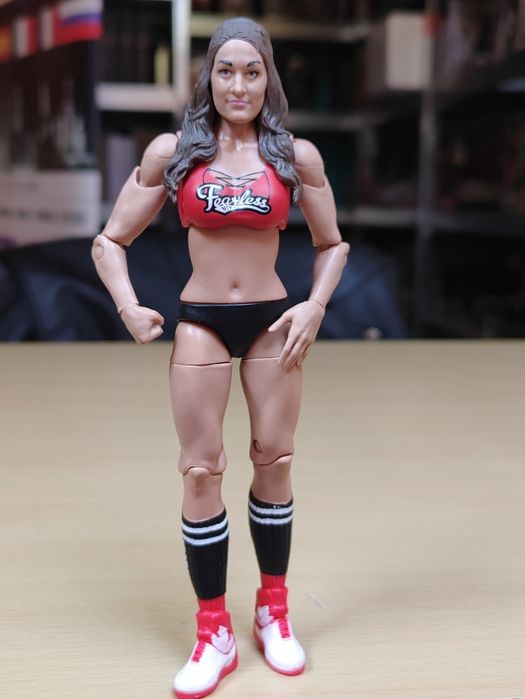 Figurka Nikki Bella WWE. 18cm Mattel.