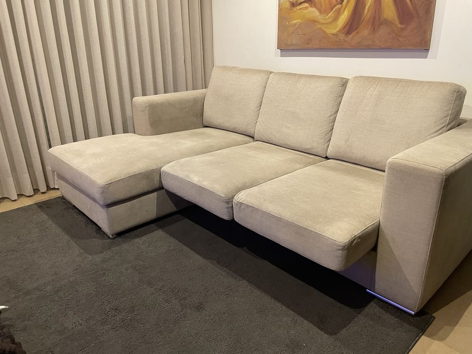 Sofa com chaise-longue