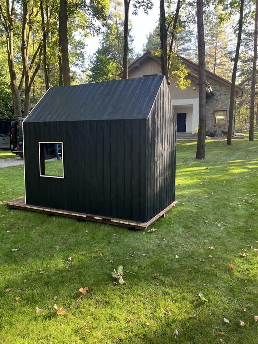 Skandynawski drewniany domek dziecięcy z tarasem