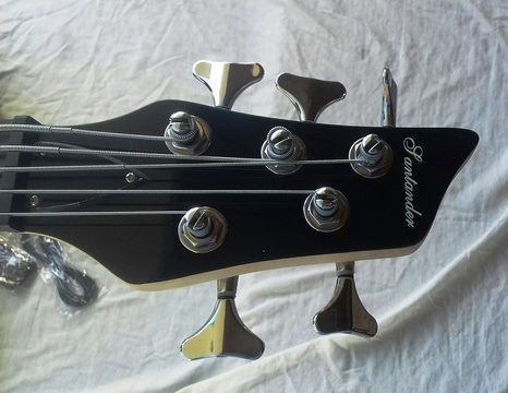 Baixo elétrico e kit