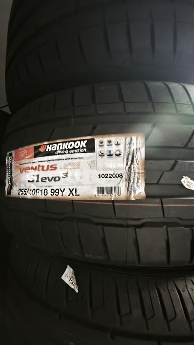 Pneus  255/40/18 RFT