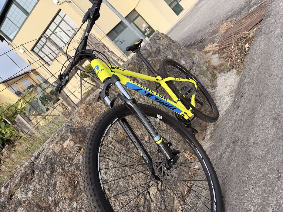 Bicicleta btt roda 29 semi nova