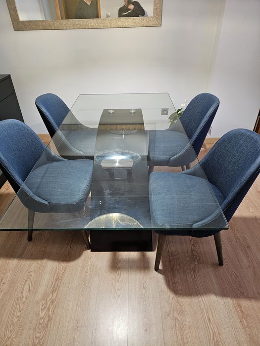 Mesa de jantar em vidro com cadeiras