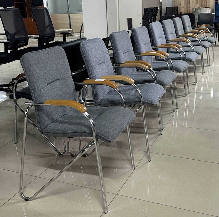 столи стільці шафи в кількості готовий офіс