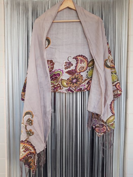 Écharpe 100% algodão com padrão floral de tons arroxeados