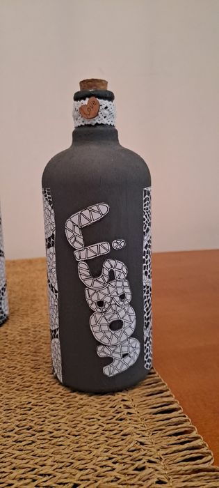 Garrafas alusivas à calçada portuguesa..