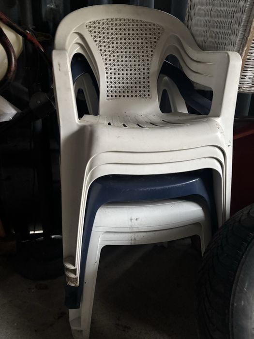 Krzesła  ogrodowe plastik   5 białych i 1 granatowe